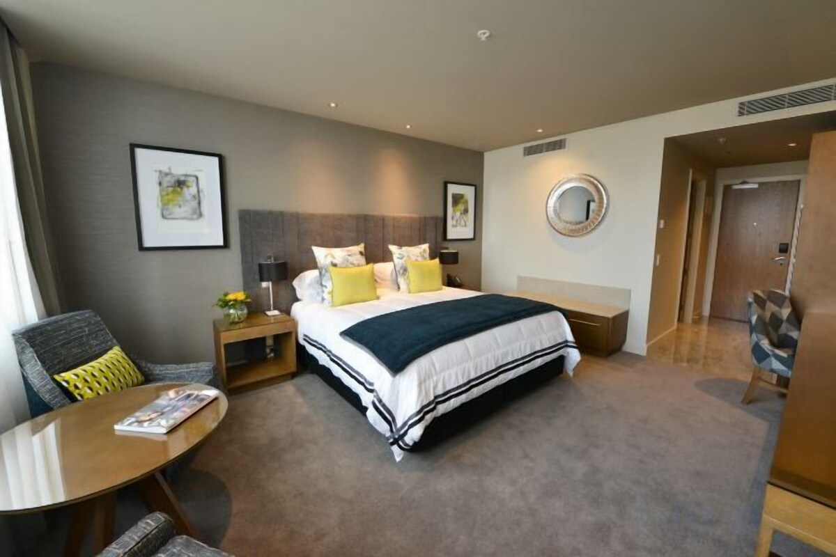 Ropa de cama de alta calidad, camas con pillow-top y minibar 