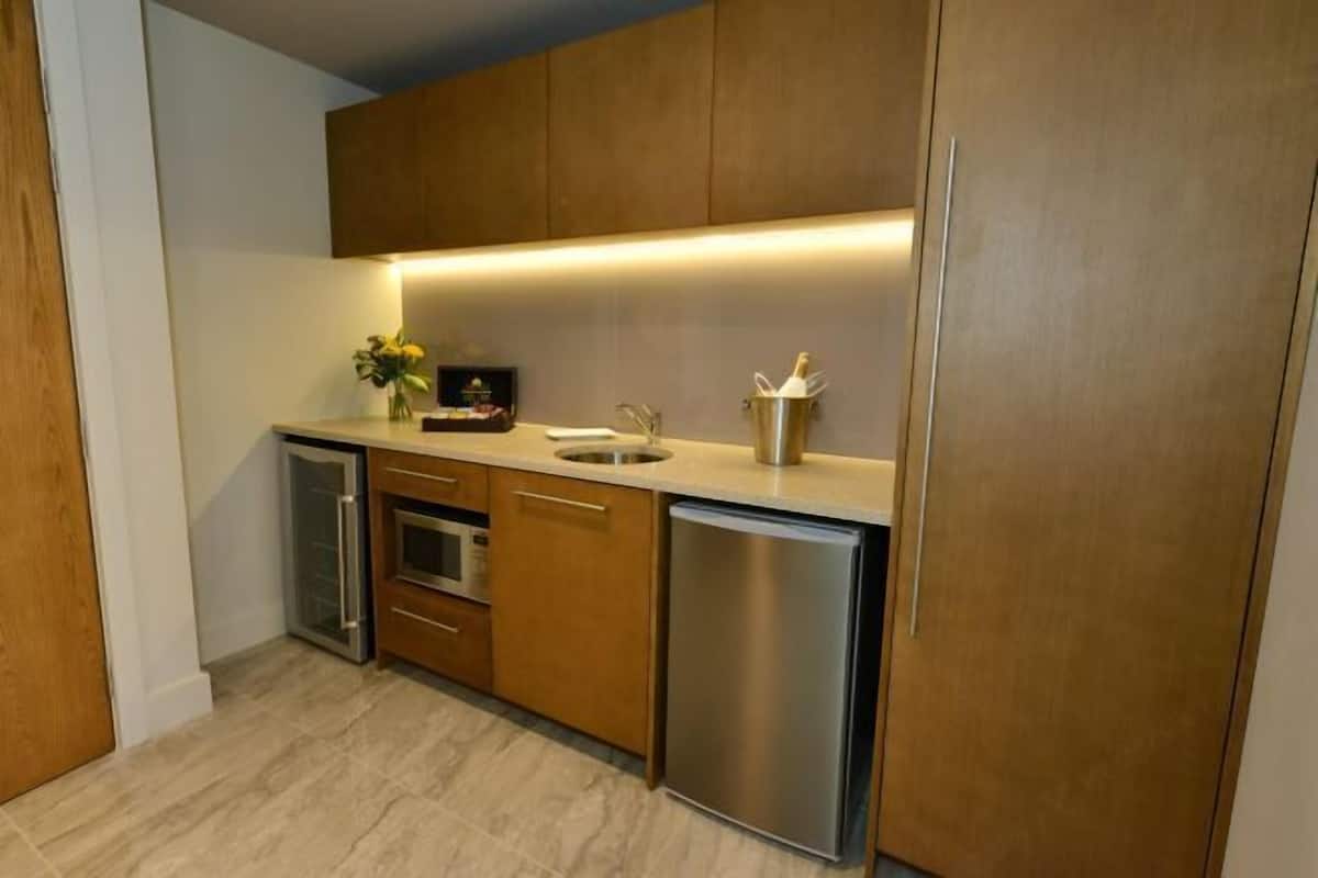 Private kitchen | Fridge, microwave, coffee/tea maker