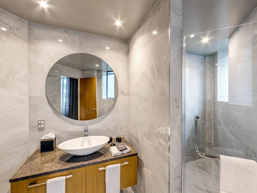 Superior Three Bedroom Suite | Bathroom | Free toiletries, hair dryer, bathrobes, towels