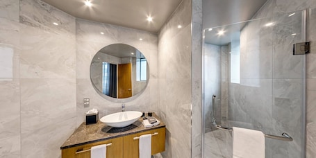 Superior Three Bedroom Suite | Bathroom. Distinction Dunedin Hotel