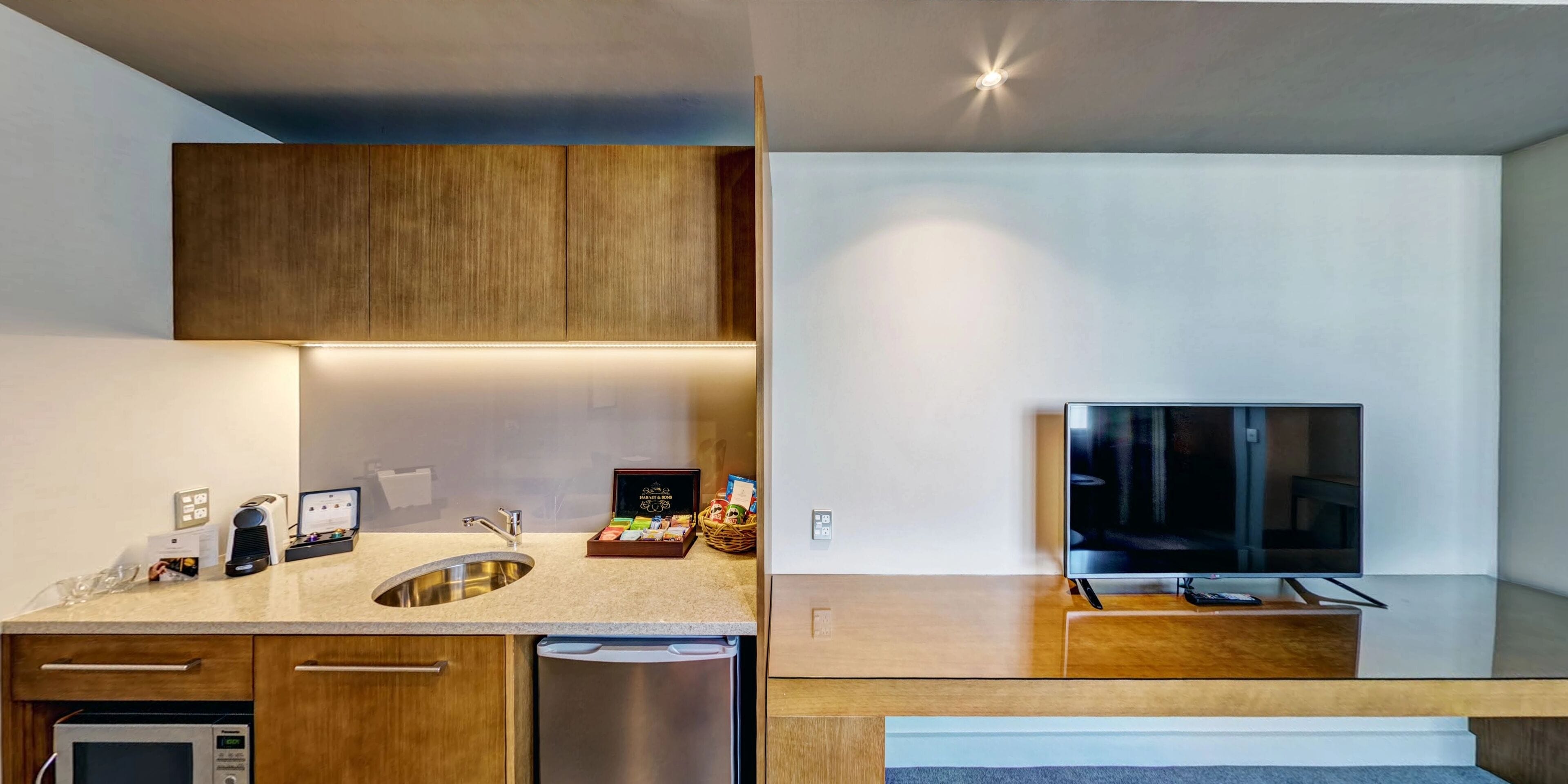 junior suite | 1 bedroom, premium bedding, pillow-top beds, minibar