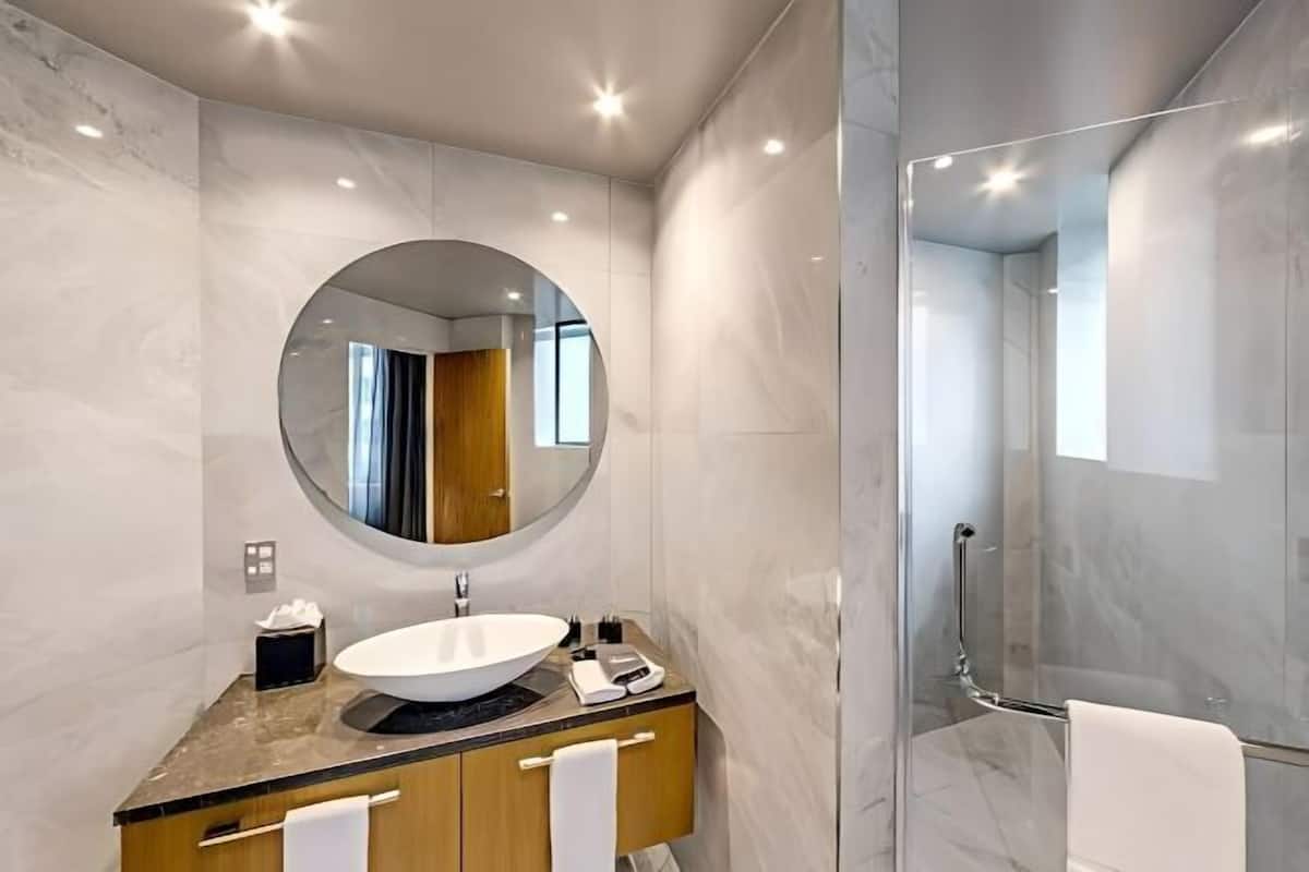 Badezimmer | Kostenlose Toilettenartikel, Haartrockner, Bademäntel, Handtücher