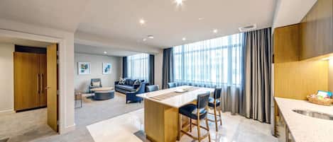 Suite Junior, 4 chambres | Coin séjour | Télévision à écran plat de 50 pouces avec chaßnes par cùble, télévision