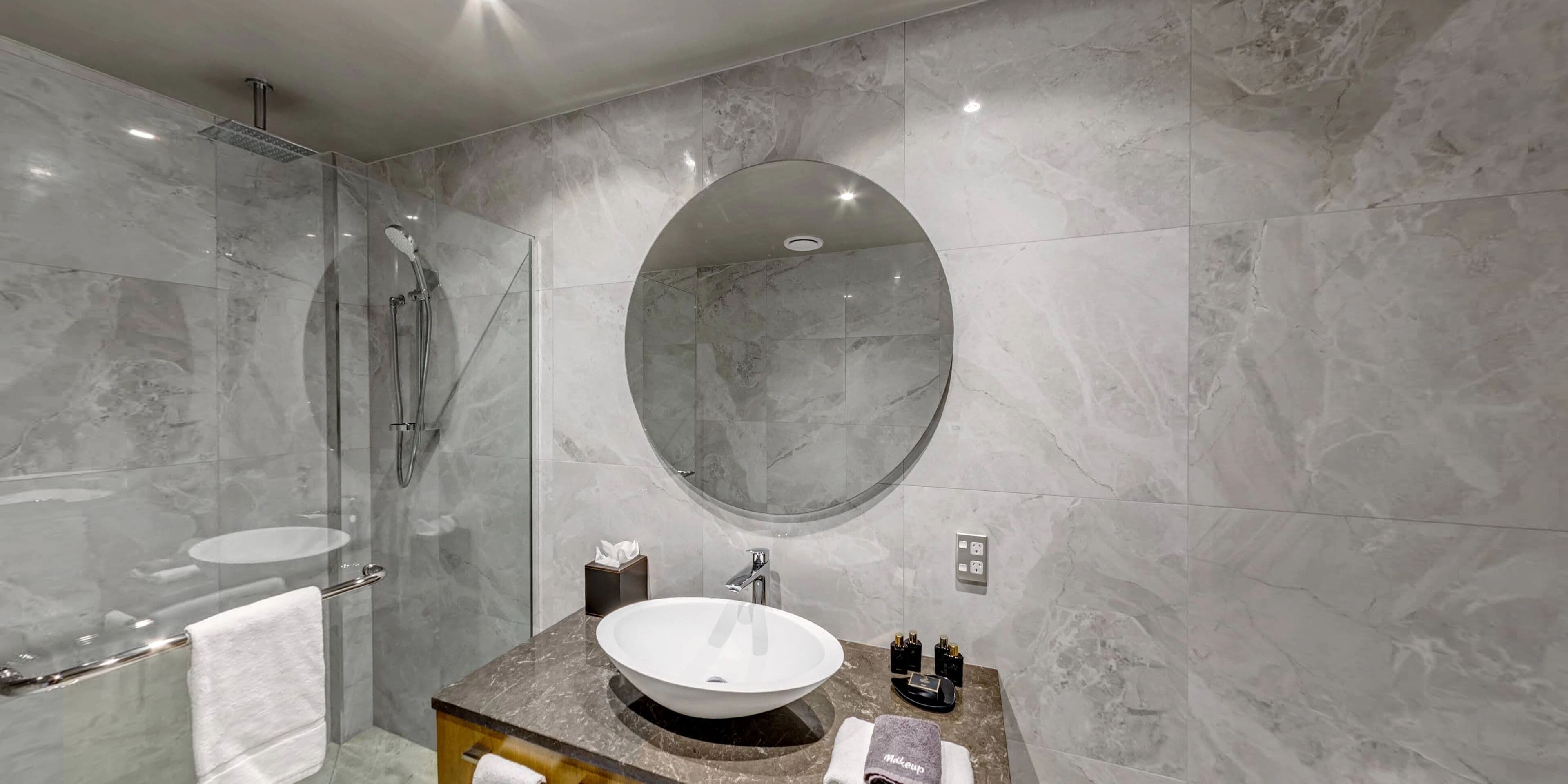 junior suite | bathroom | free toiletries, hair dryer, bathrobes, towels