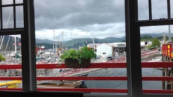 Boat View Room | Premium bedding, iron/ironing board, free WiFi, bed sheets