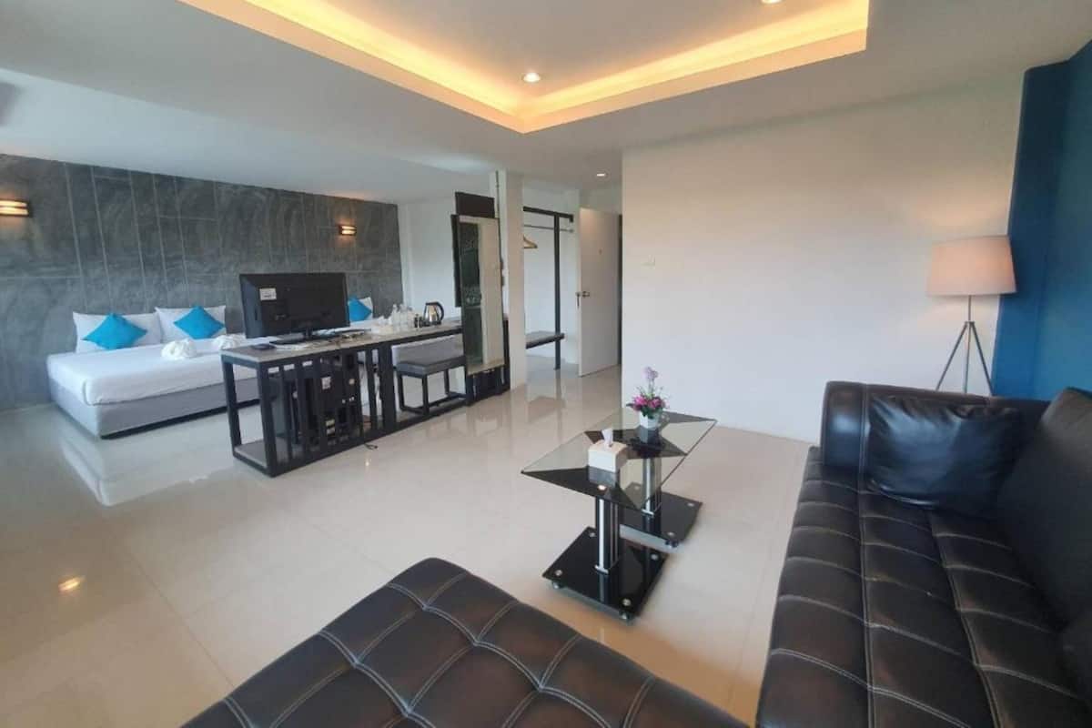 1 slaapkamer, een minibar, een bureau, een strijkplank/strijkijzer