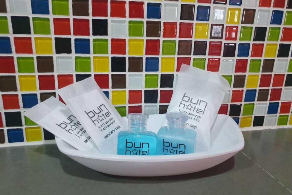 deluxe double room | bathroom | shower, rainfall showerhead, free toiletries, hair dryer