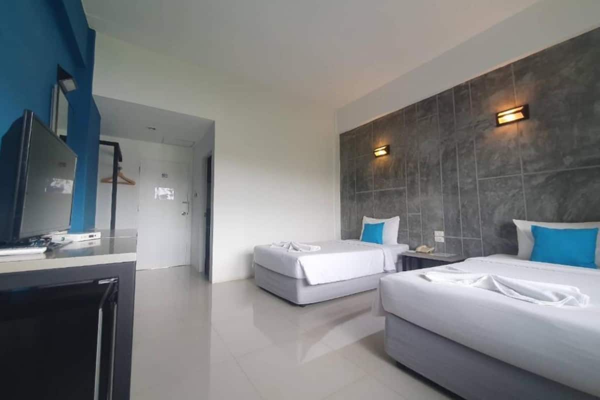 deluxe twin room | 1 bedroom, minibar, desk, iron/ironing board