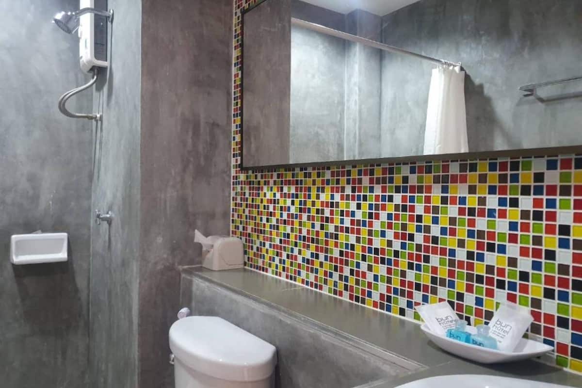 shower, rainfall showerhead, free toiletries, hair dryer