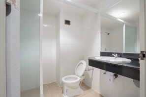 Standard-Doppelzimmer | Badezimmer | Dusche, kostenlose Toilettenartikel, Haartrockner