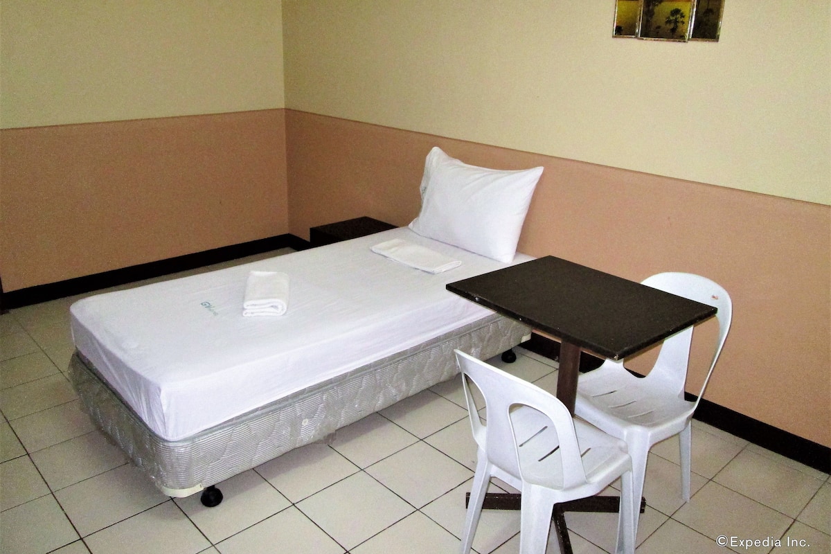 Habitación estándar con 2 camas individuales | Sistema de insonorización, ropa de cama, accesible en silla de ruedas
