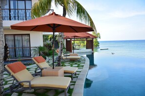 Outdoor pool, pool umbrellas, sun loungers - Capa Maumere (Maumere)