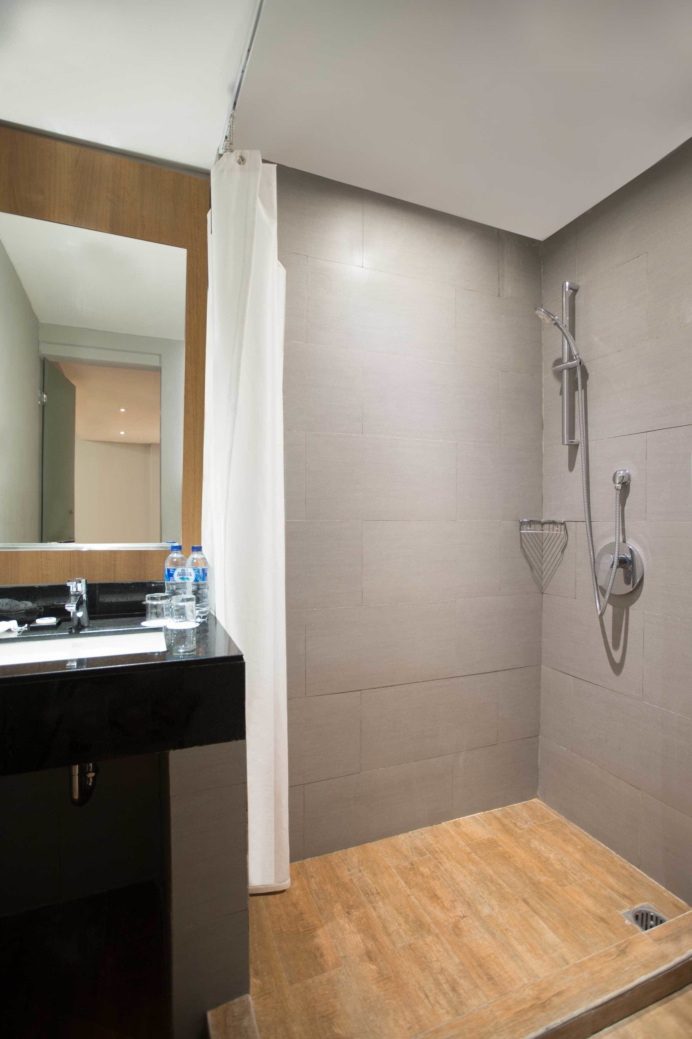 suite | bathroom | shower, free toiletries, hair dryer, slippers