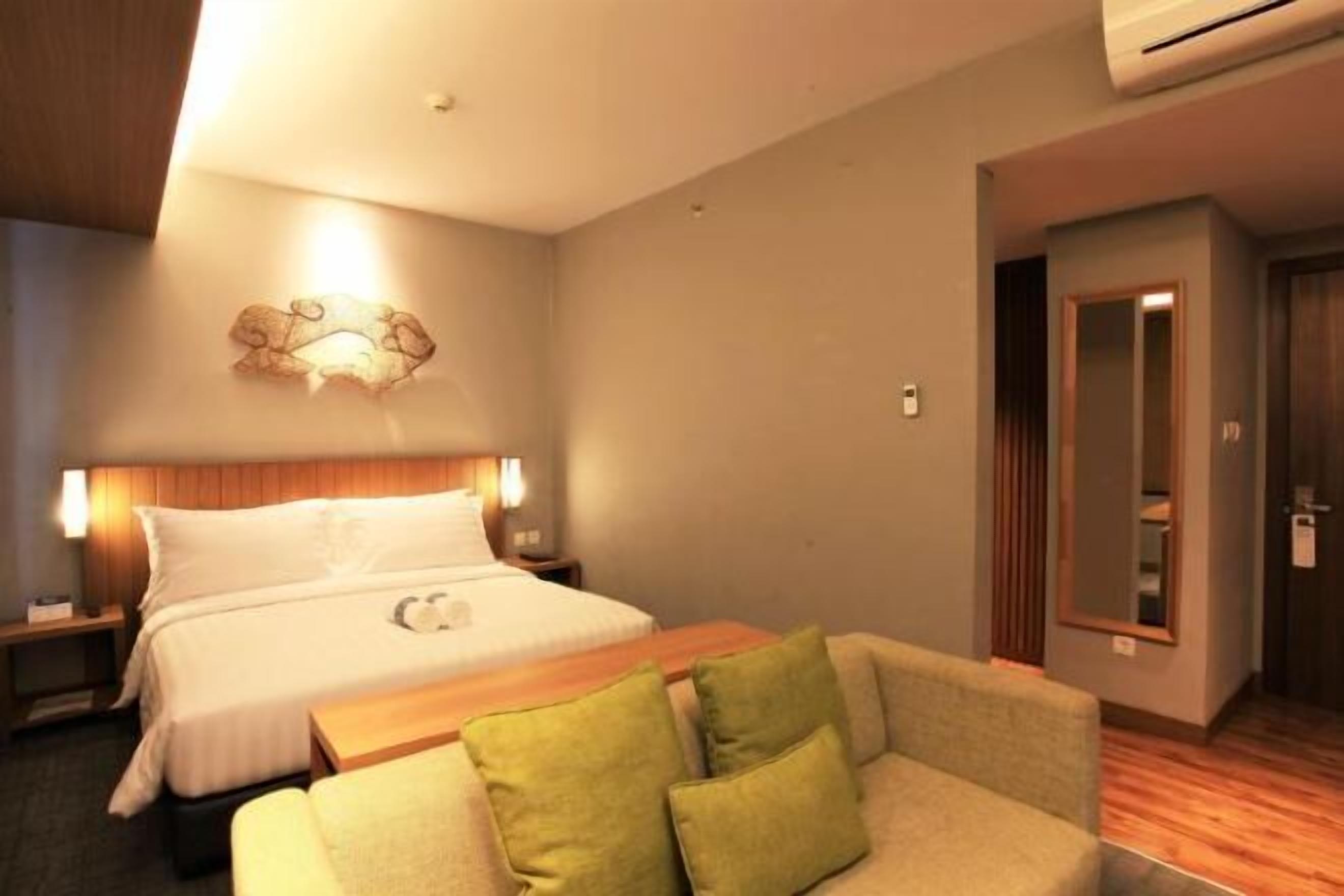 Minibar, in-room safe, desk, free WiFi