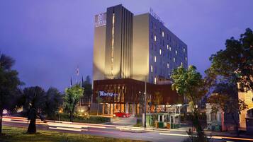 Vista frontal de la propiedad por la tarde o noche