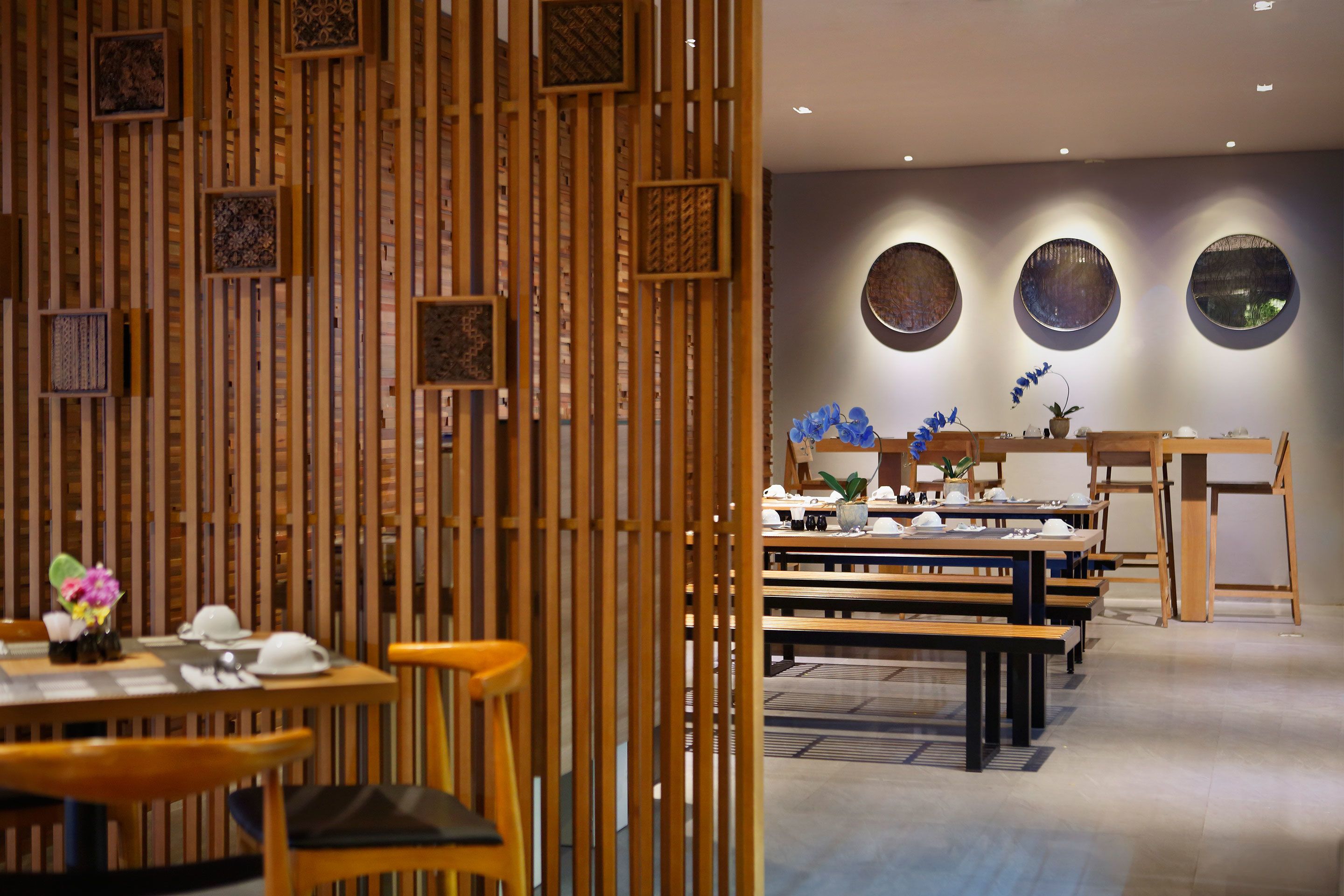 breakfast, lunch, dinner served; international cuisine