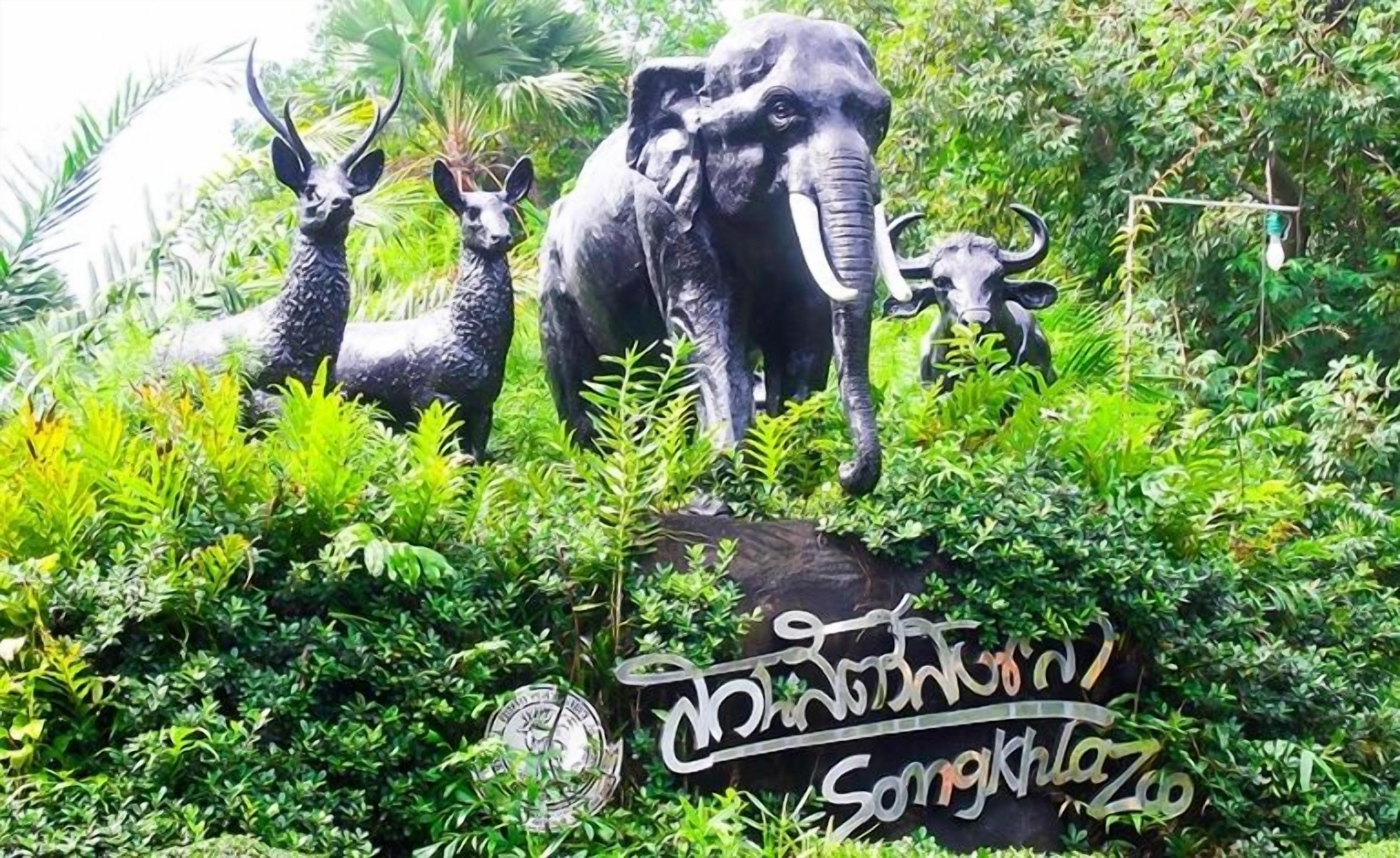 Un jardín con esculturas de animales y un cartel que dice 'Chintan Park'.