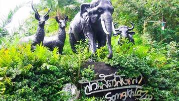 Un jardín con esculturas de animales y un cartel que dice 'Chintan Park'.