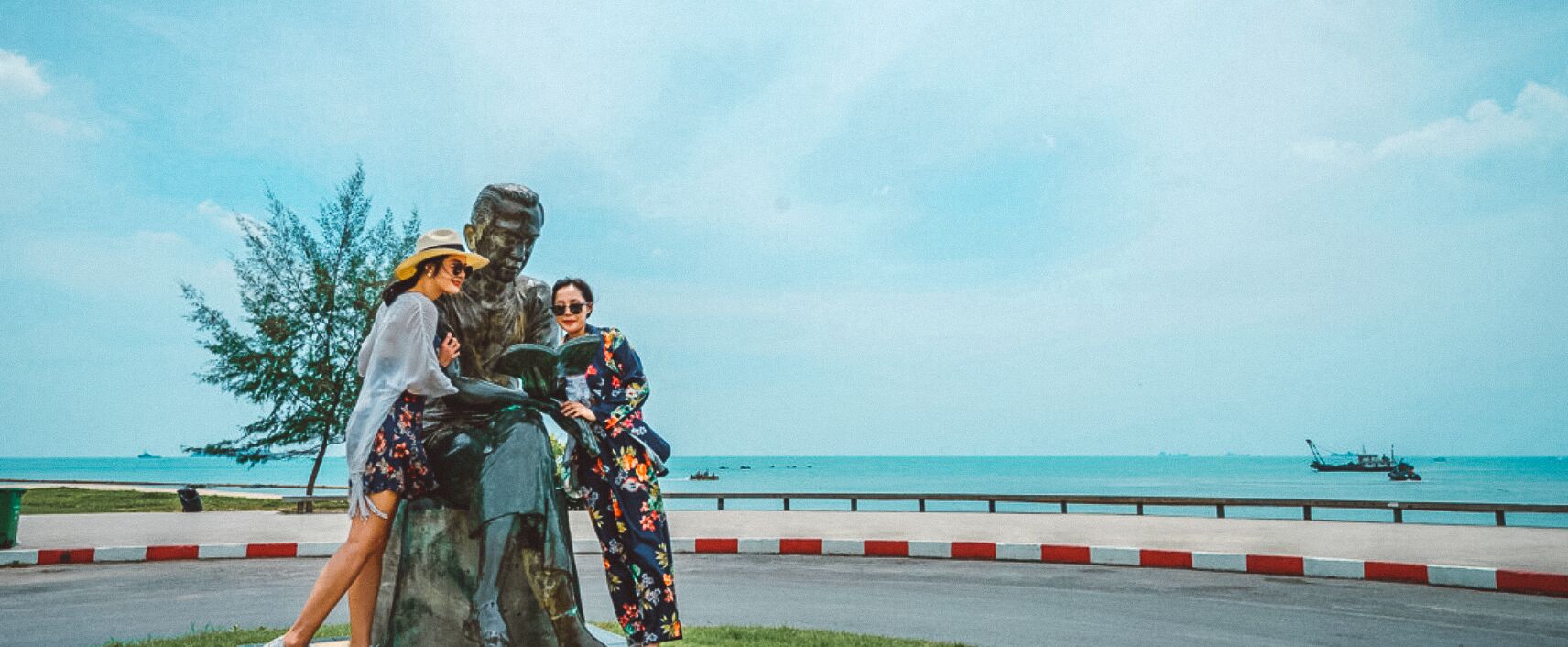 Trên bãi biển, câu cá 