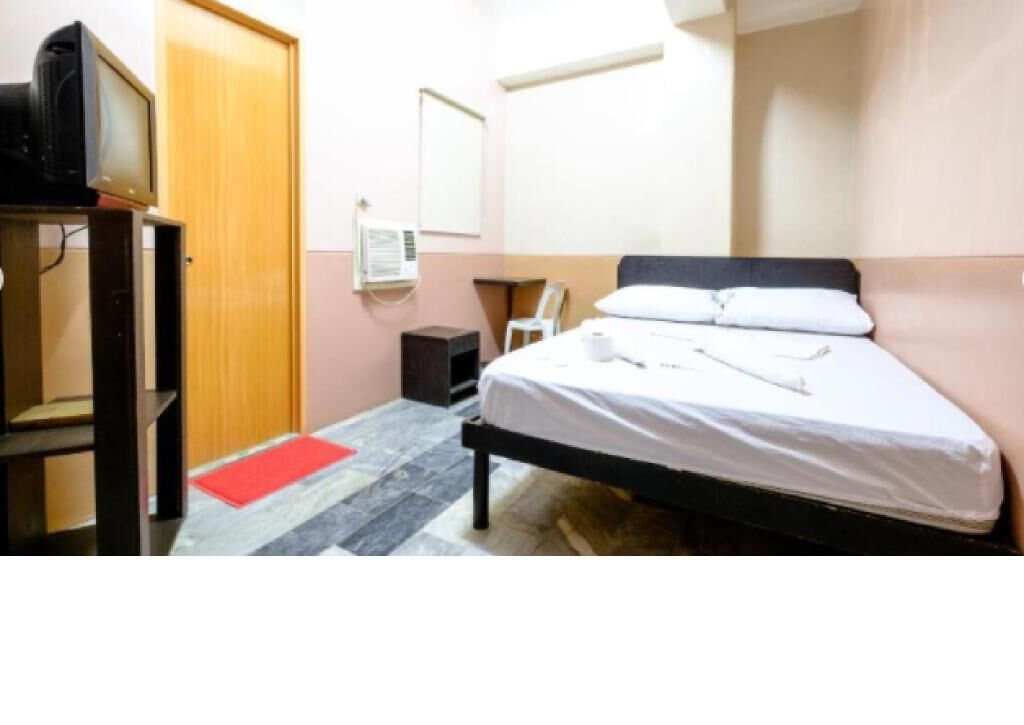 Een bureau, gratis wifi, beddengoed