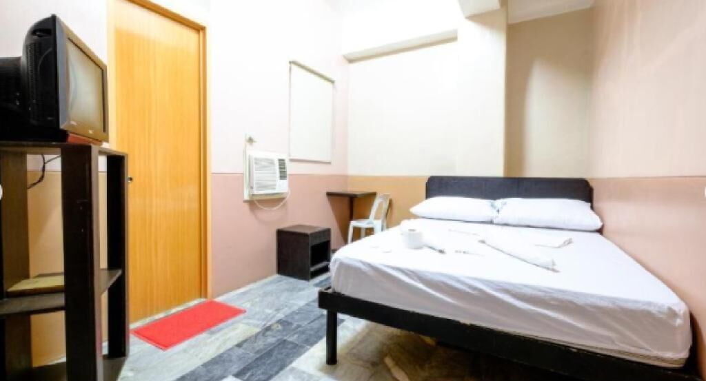Een bureau, gratis wifi, beddengoed