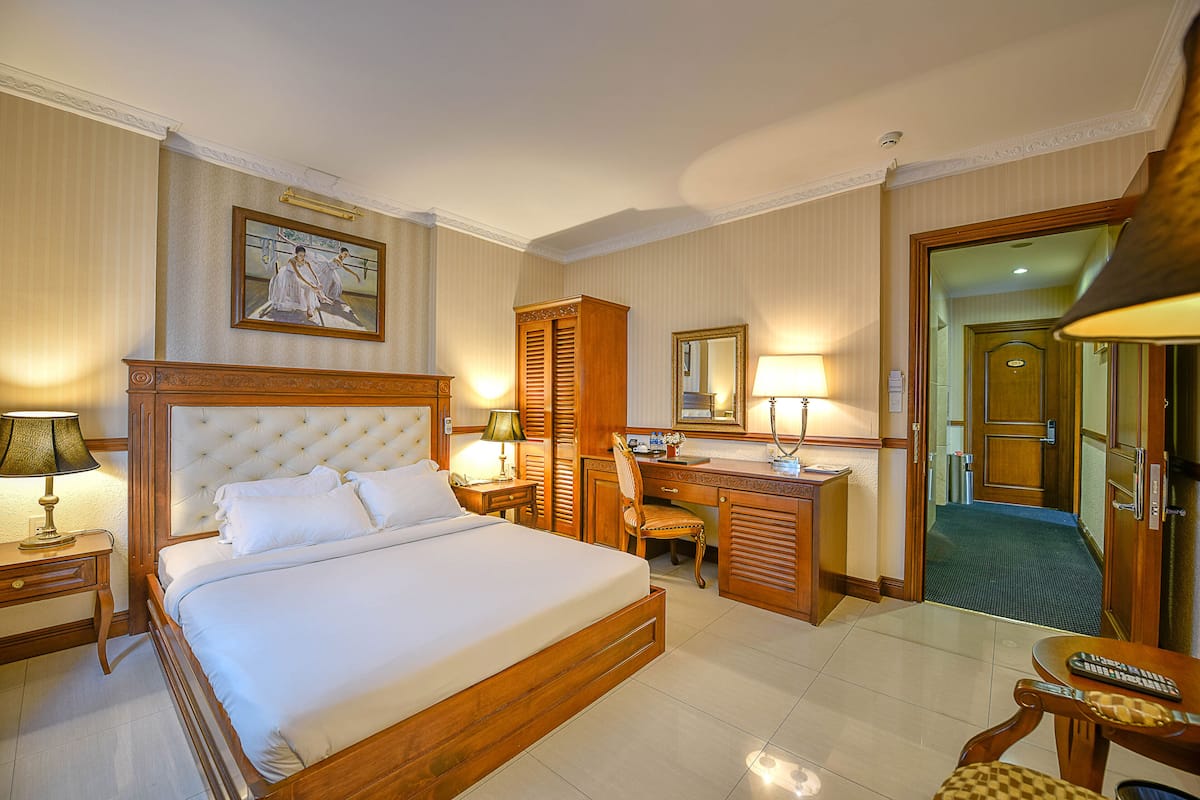 Peralatan tempat tidur premium, bar mini, peti besi dalam bilik, meja