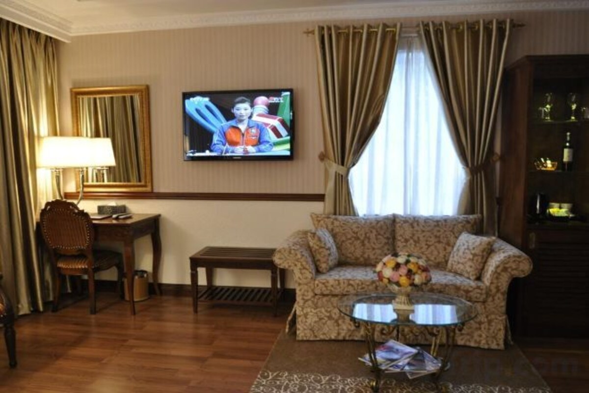 Living area | 32-inch TV with digital channels