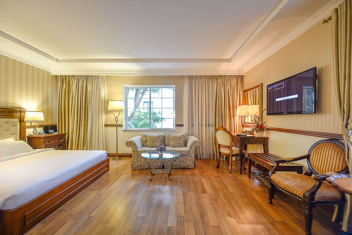 Royal Double Room | Peralatan tempat tidur premium, bar mini, peti besi dalam bilik, meja