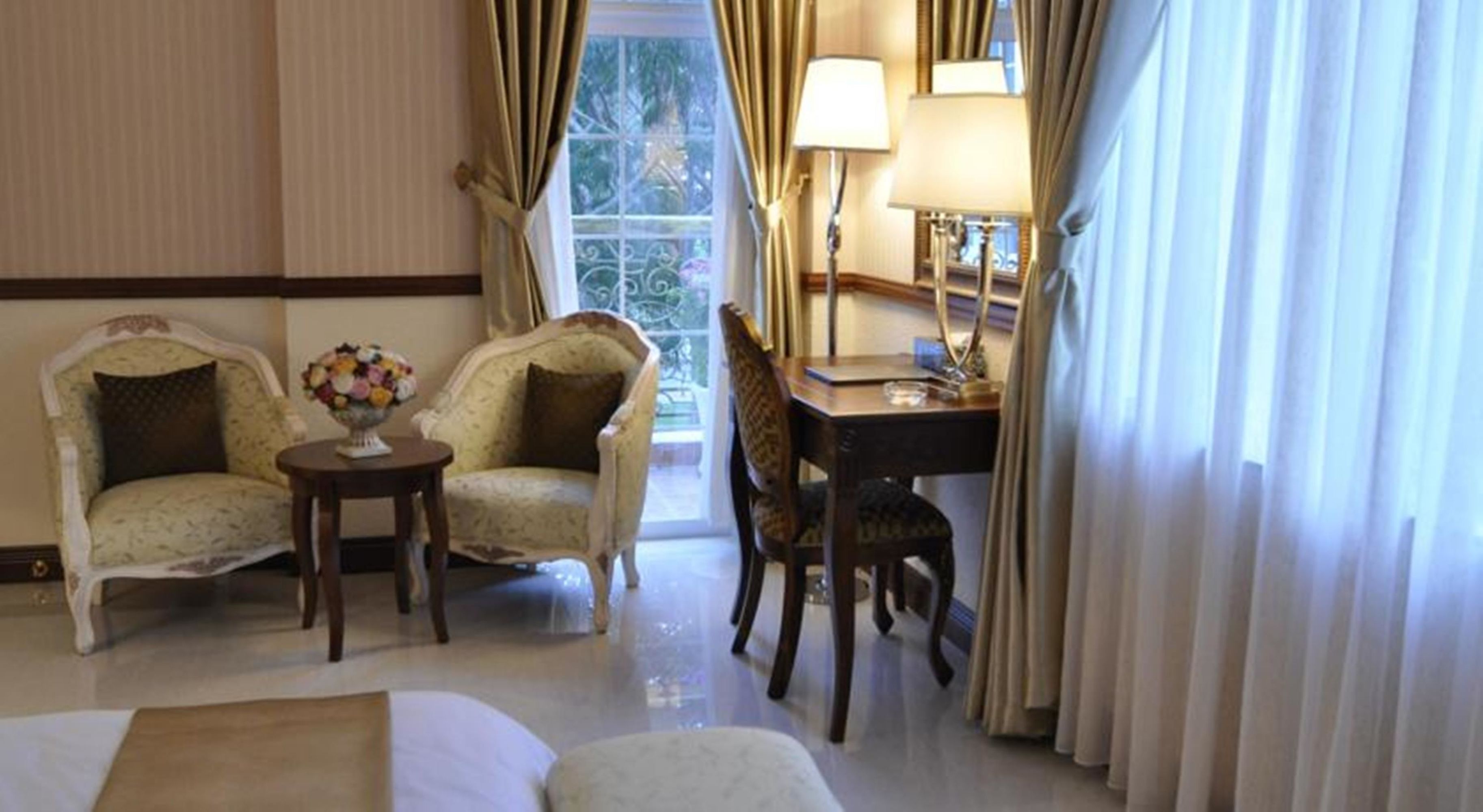 Deluxe Double Room, 1 Queen Bed, Balcony, Park View | Room amenity