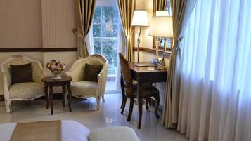 Deluxe Double Room, 1 Queen Bed, Balcony, Park View | Room amenity