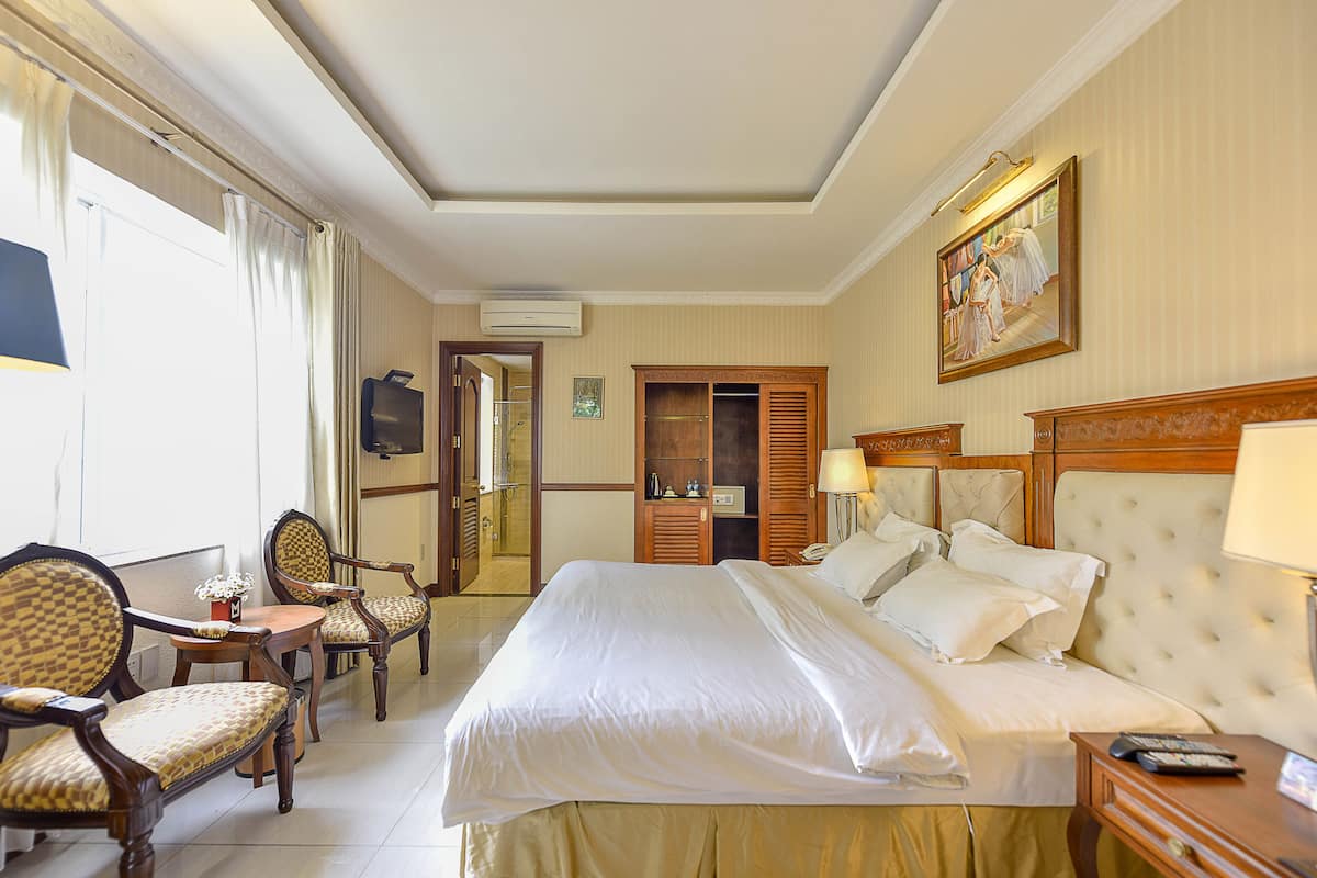 Superior Double Room | Peralatan tempat tidur premium, bar mini, peti besi dalam bilik, meja