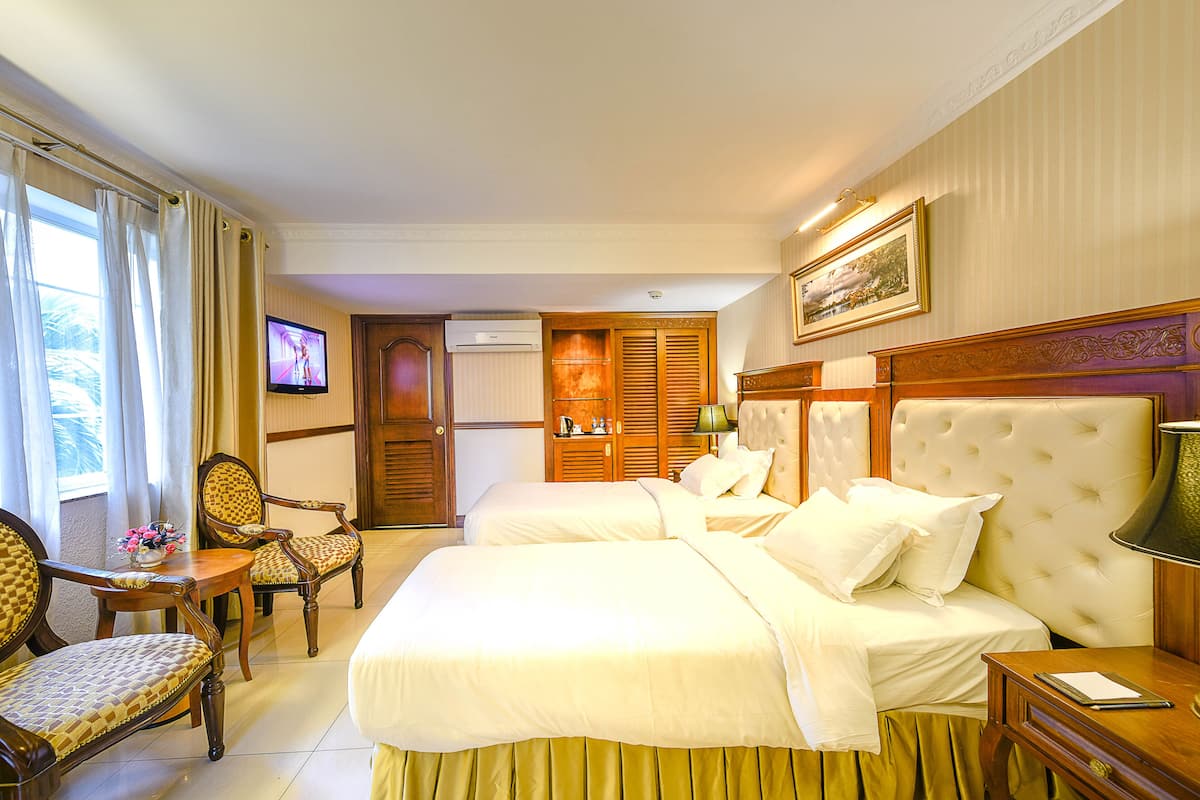 Deluxe Double or Twin Room | Peralatan tempat tidur premium, bar mini, peti besi dalam bilik, meja