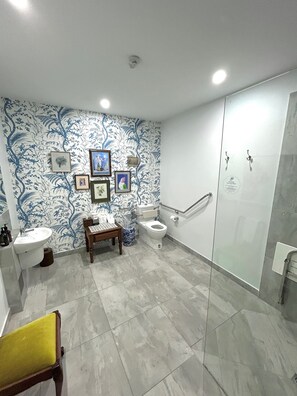 Appartement luxueux | Salle de bain | Douche, articles de toilette griffés, séchoir à cheveux