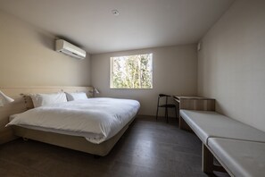 Down duvets, desk, blackout curtains, soundproofing - Auberge Hidanomori (Takayama)