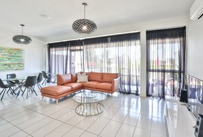 40-inch flat-screen TV with digital channels, TV, Netflix - Indulge Apartments CBD (Mildura)