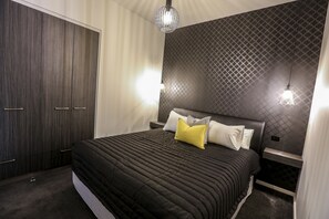 Premium-lejlighed - 2 soveværelser | Premium-sengetøj, minibar, pengeskab på værelset, skrivebord
