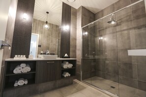 Free toiletries, hair dryer, towels - Indulge Apartments CBD (Mildura)