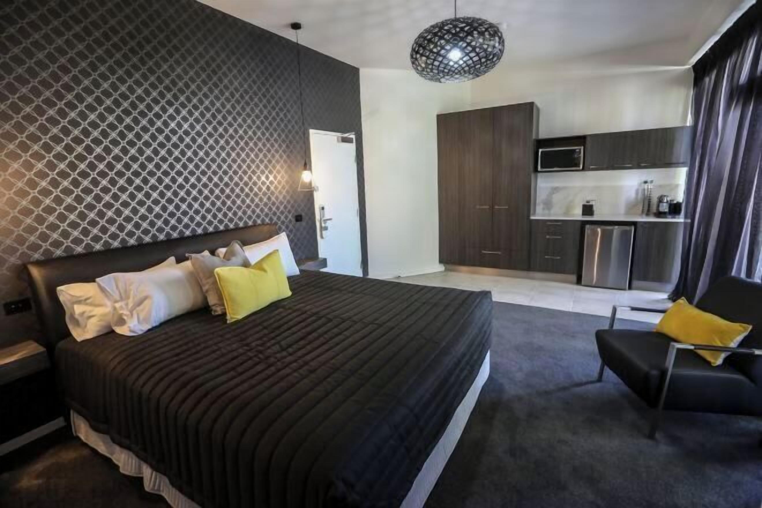 高級寢具、迷你吧、房內夾萬、書桌