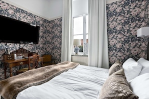 Standard Room, 2 Twin Beds, Non Smoking | Desk, free WiFi, bed sheets