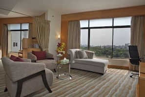 Premium Room | 1 bedroom, premium bedding, minibar, in-room safe