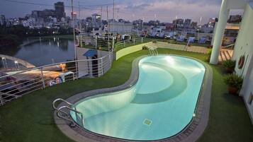 Outdoor pool, pool loungers