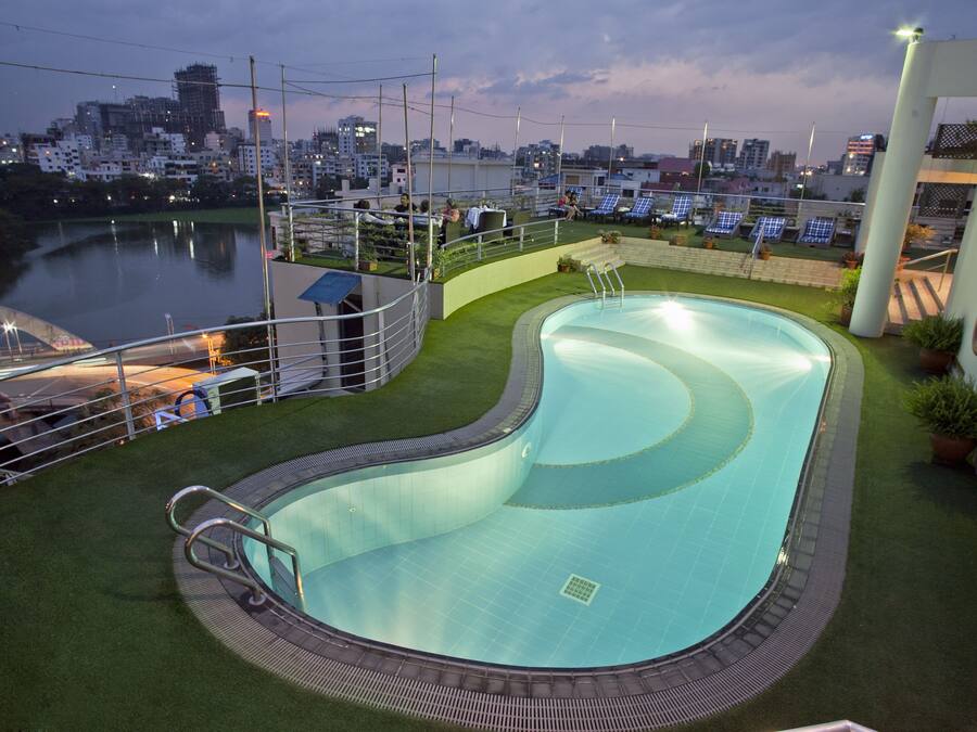 Una piscina al aire libre, tumbonas