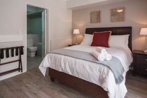 Departamento de lujo, 3 habitaciones, cocina, vista al canal | Ropa de cama de alta calidad y caja de seguridad en la habitación 