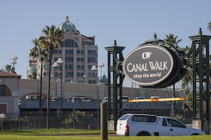 Front of property - Cape Town City Accommodation – The Island Club (Cape Town)