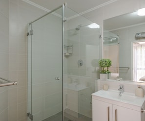 Appartement luxueux, 3 chambres, cuisine, vue sur le canal | Salle de bain | Baignoire et douche séparées, baignoire profonde
