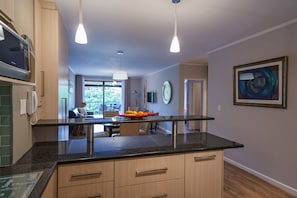 Appartement luxueux, 2 chambres, cuisine, vue sur le canal (Type 1) | Cuisine privée | Réfrigérateur grande capacité avec congélateur, four à micro-ondes