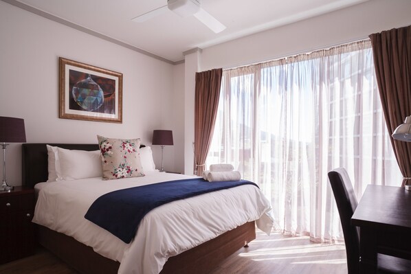 Luxury Apartment, 2 Bedrooms, Kitchen, Canal View (Type 3) | Ropa de cama de alta calidad y caja de seguridad en la habitación 