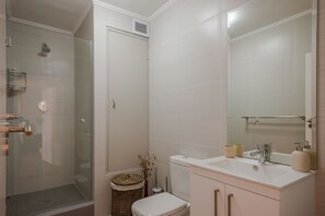 Departamento de lujo, 3 habitaciones, cocina, vista al canal | Baño | Tina y regadera independientes y tina profunda 