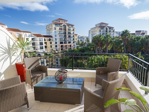 Cape Town City Accommodation – The Island Club