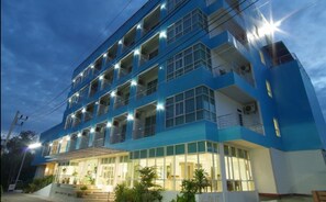 ด้านหน้าที่พัก - ตอนเย็น/กลางคืน